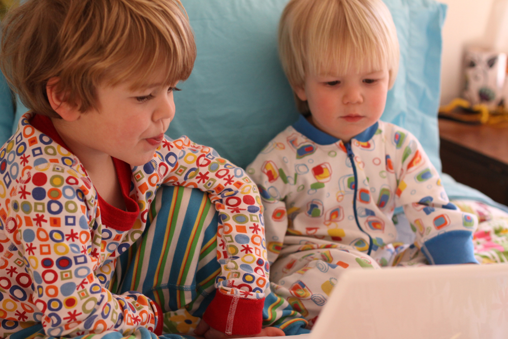 Dos niños en pijama