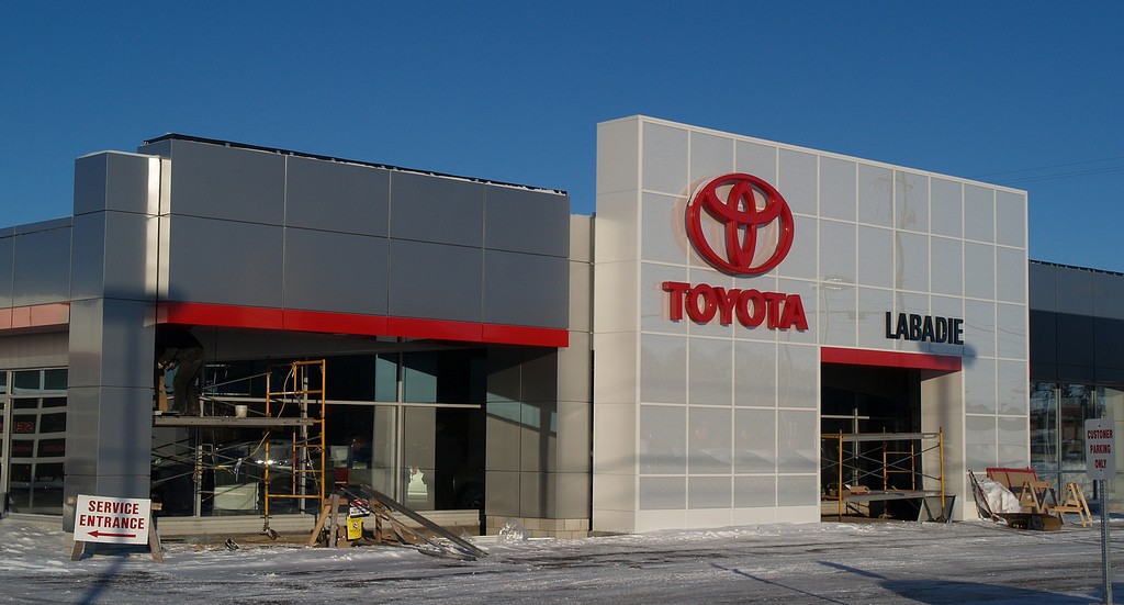 Concesionaria Toyota en construcción