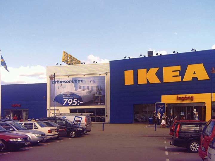 Tienda IKEA desde estacionamiento