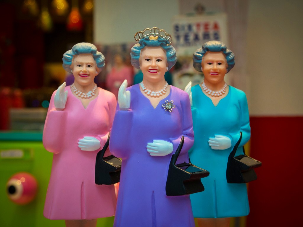Tres muñecas Queen Elizabeth en vestidos pastel (No preguntes)