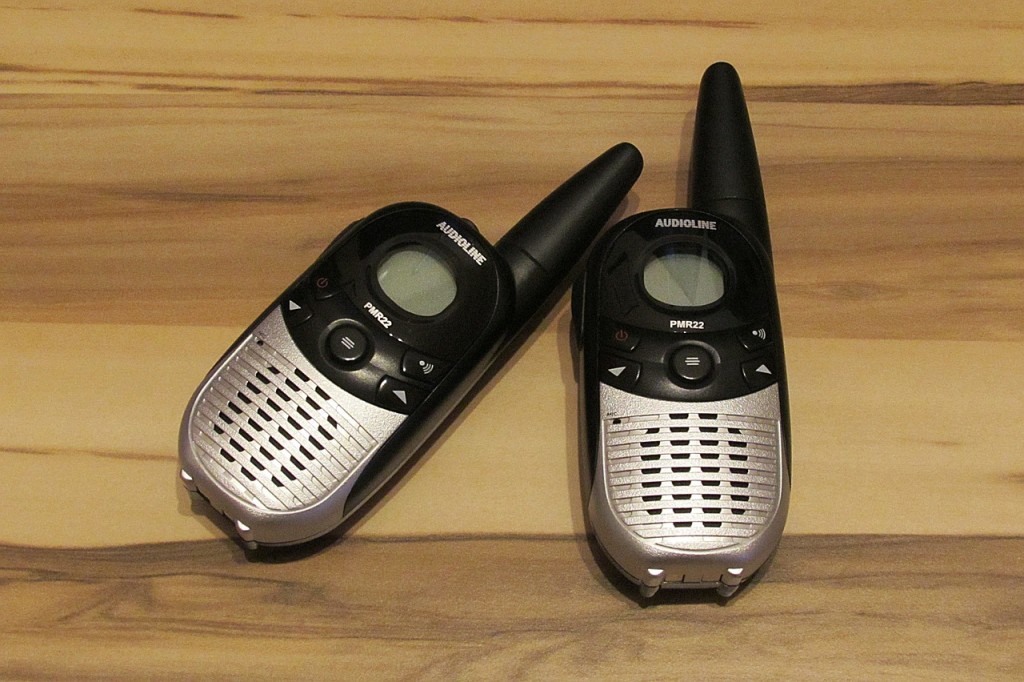 Dos dispositivos de mano tipo walkie talkie
