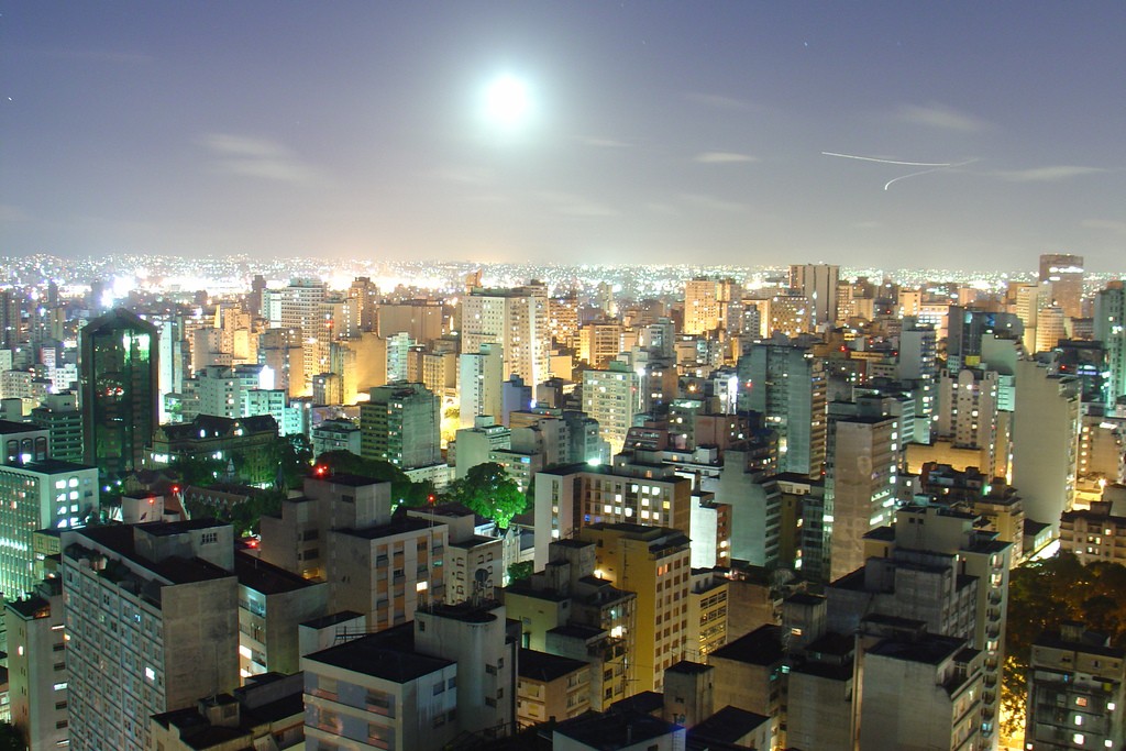 Sao Paulo Brasil centro de la ciudad bajo una luna brillante