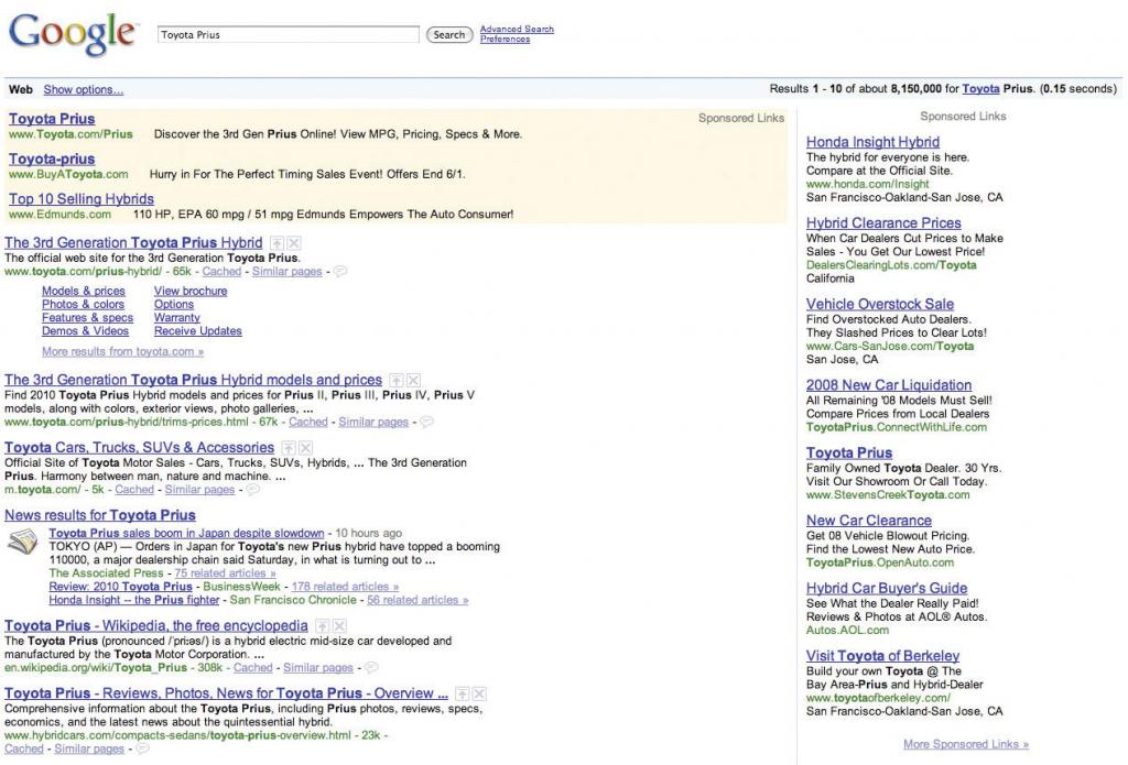 La consulta de “Toyota Prius” desencadena resultados de búsqueda orgánicos, flanqueados arriba y derecha por anuncios de enlaces patrocinados. Captura de pantalla de dicha búsqueda.