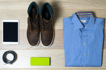 Foto de productos: un par de zapatos de hombre, una camisa azul doblada para hombre, un iPad.