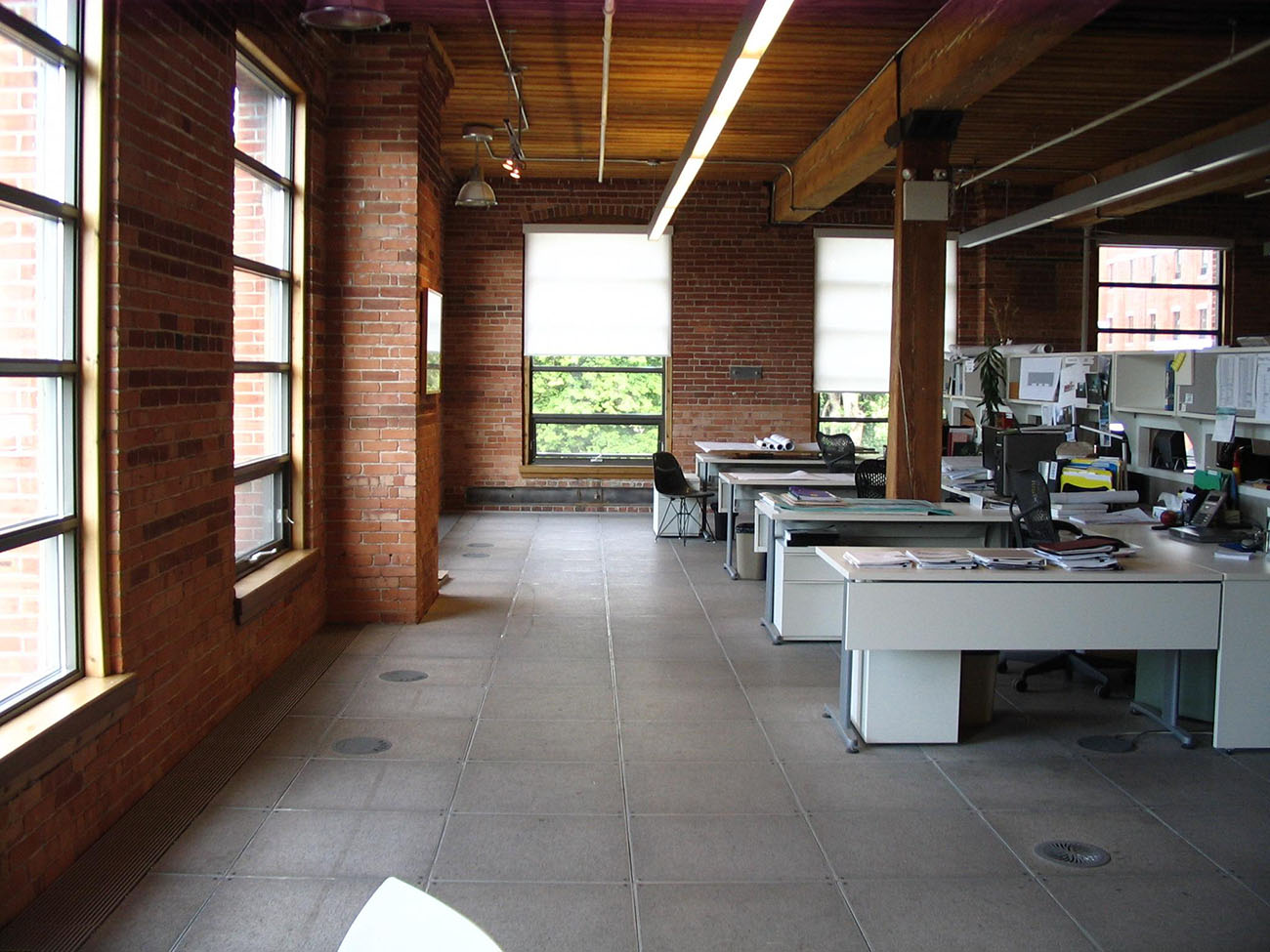 Une photo montre une vue d'un bureau ouvert.