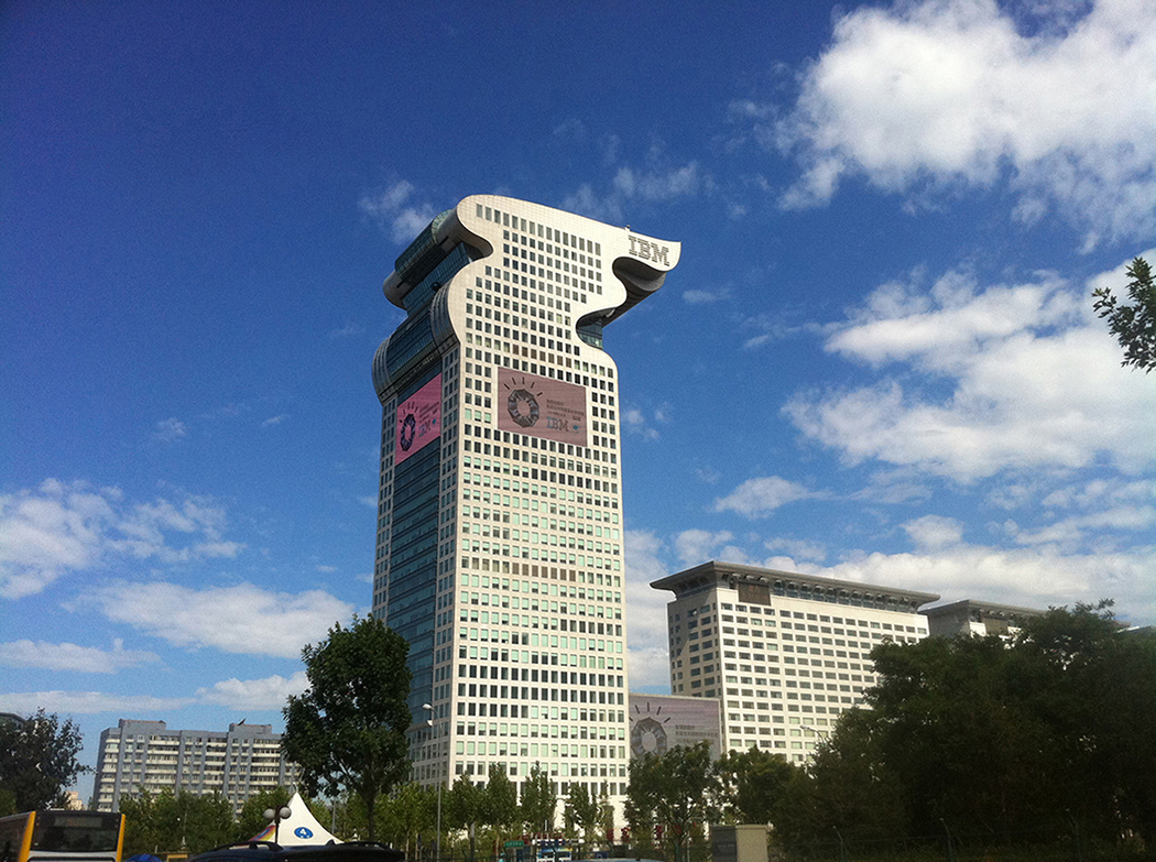 Una foto muestra una vista del Edificio Dragón, la sede de I B M con sede en China, contra un cielo azul claro.