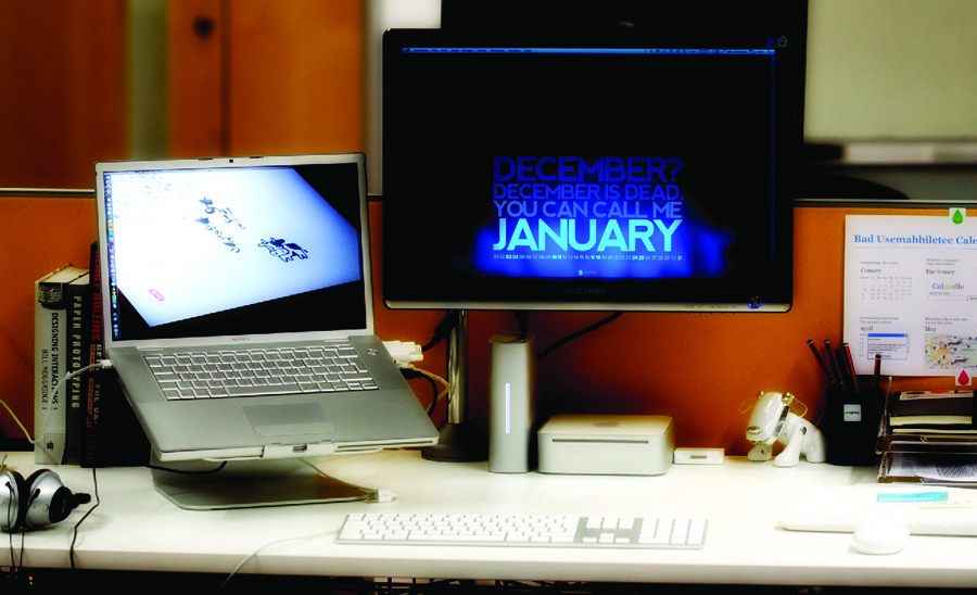 Foto de una computadora portátil y monitor separado en un escritorio.