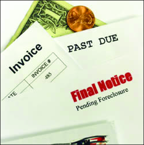 Une image montre un billet d'un dollar, un sou et une pile de billets, y compris un avis de retard, une facture et un avis final de saisie en cours.