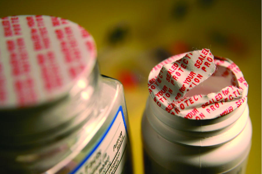 一张照片显示两个药瓶盖有防篡改封条；一个封口完好无损，一个封口破损。
