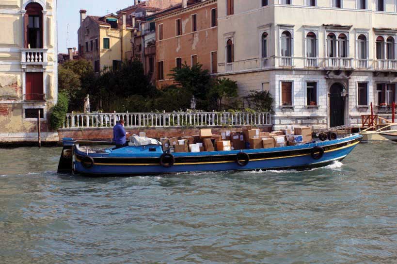 Barco en el Gran Canal en Venecia