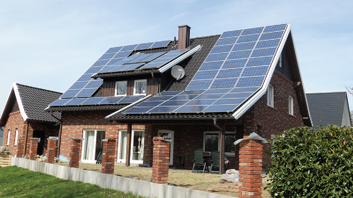 Uma casa com um telhado coberto com painéis solares.