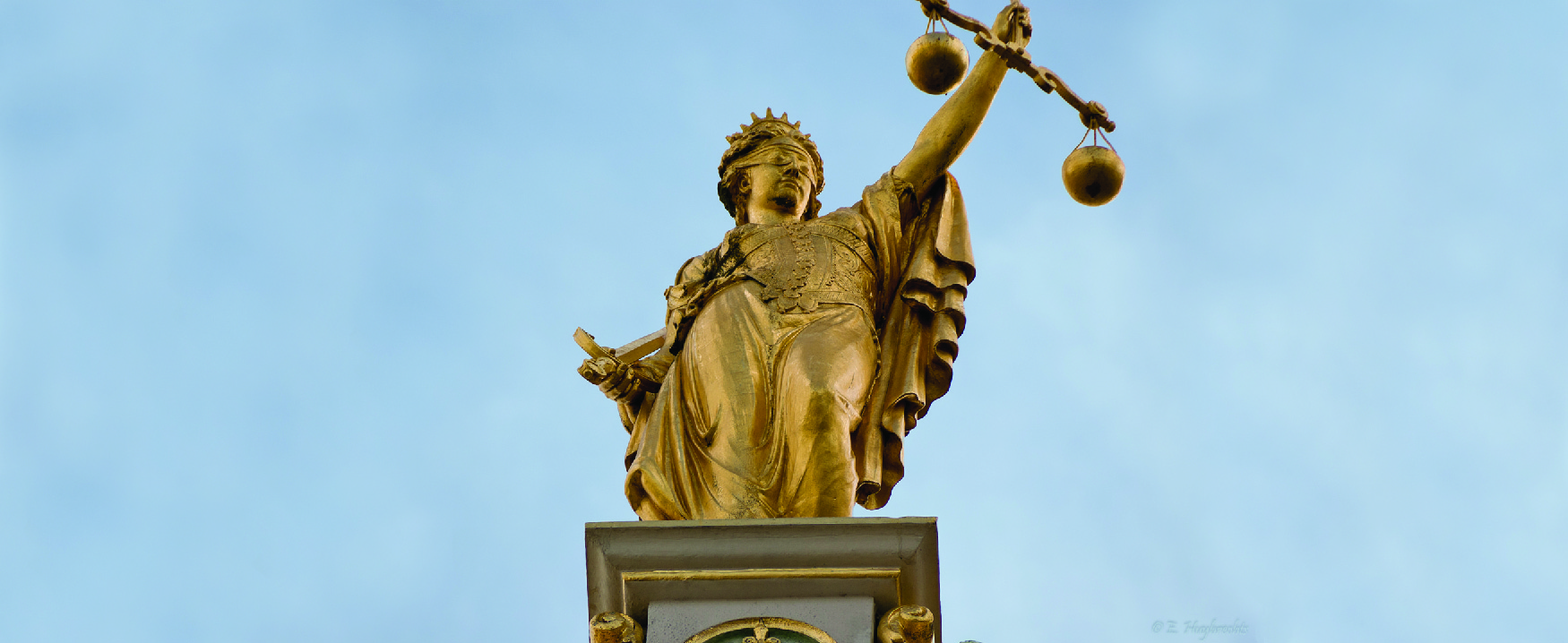 Photo d'une statue représentant la figure de Justice.