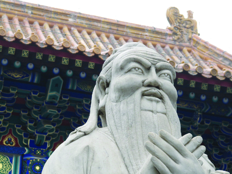 Photo d'une statue représentant Confucius qui se trouve devant le temple de Confucius.