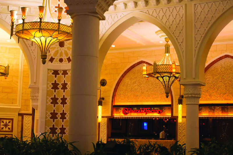 Esta imagem mostra um restaurante Cheesecake Factory localizado em um shopping em Dubai.