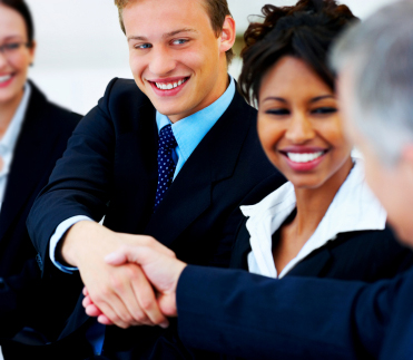 Uma foto mostra dois gerentes apertando as mãos durante uma reunião.