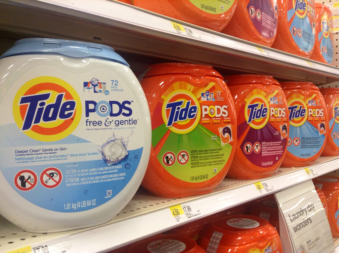 一张照片显示了一家超市货架上展示的 Tide Pods 的特写镜头。