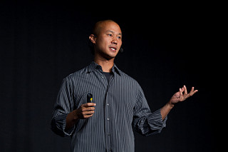 Picture of Tony Hsieh, CEO of Zappos, giving a presentation