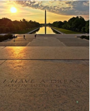 Imagen de pasos del Lincoln Memorial en Washington D.C. Aquí es donde Martin Luther King, Jr dio su famoso discurso “Tengo un sueño” durante la Marcha en Washington por el Empleo y la Libertad. Texto tallado en los escalones de piedra dice “Tengo un sueño Martin Luther King, Jr. la marcha sobre Washington por el empleo y la libertad 28 de agosto de 1963".