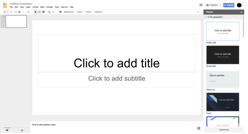 Captura de pantalla de Google Slides. La diapositiva tiene dos cuadros de texto. Uno dice “Click to add title” el otro lee “Click to add subtitle”. A la derecha hay cuatro ejemplos de plantillas de diapositivas.