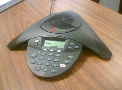 Un teléfono hecho específicamente para conferencia telefónica.