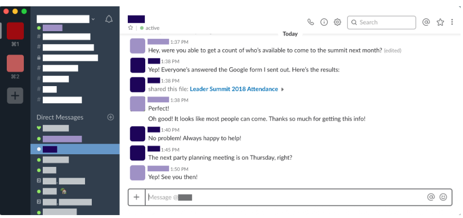 Captura de pantalla de una conversación de chat en línea entre dos compañeros de trabajo discutiendo un próximo evento. Compañero de trabajo 1: Oye, ¿pudiste obtener un recuento de quién está disponible para venir a la cumbre el próximo mes? Compañero de trabajo 2: ¡Sí! Everyone'es contestó el formulario de Google que envié. Aquí están los resultados (el archivo es compartido). Compañero de trabajo 1: ¡Perfecto! ¡Oh bien! Parece que la mayoría de la gente puede venir. ¡Muchas gracias por recibir esta información! Compañero de trabajo 2: ¡No hay problema! Siempre feliz de ayudar. La próxima reunión de planeación de fiestas es el jueves, ¿verdad? Compañero de trabajo 1: ¡Sí! ¡Nos vemos entonces!