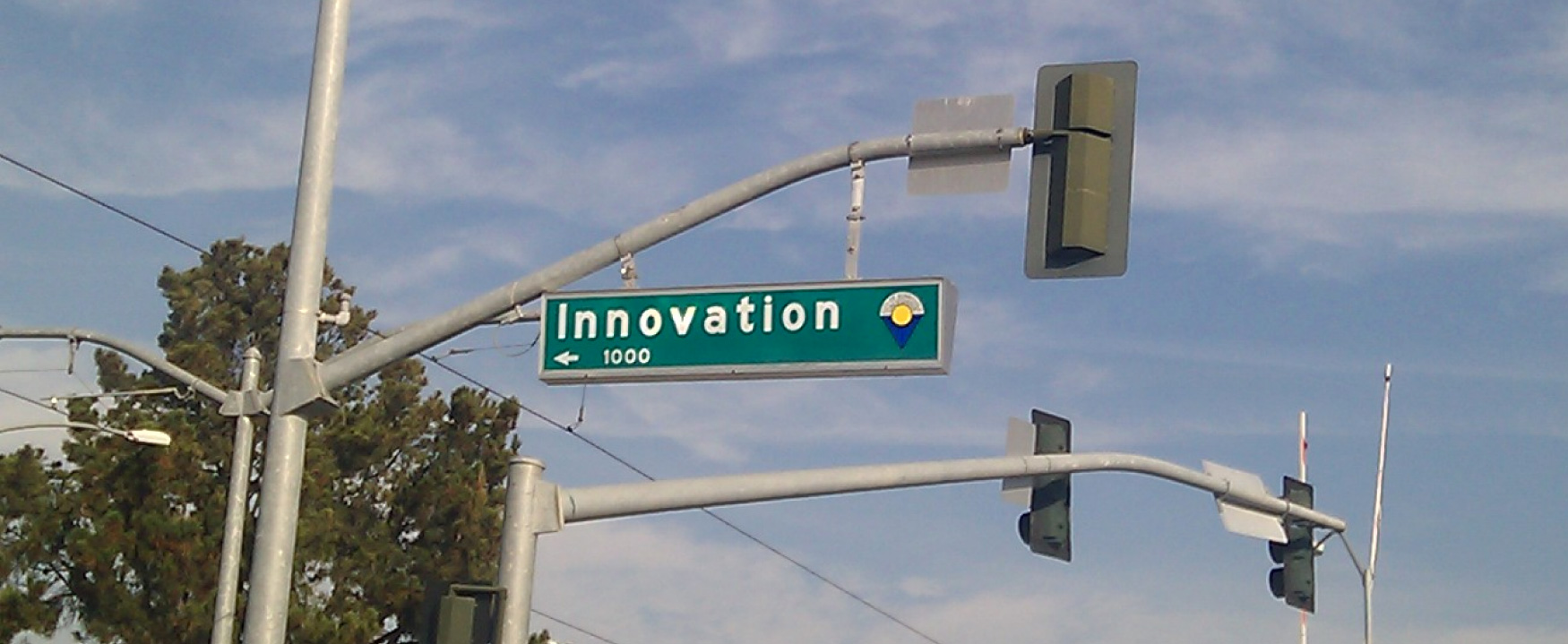 تُظهر الصورة لافتة شارع، ويطلق على الشارع اسم الابتكار