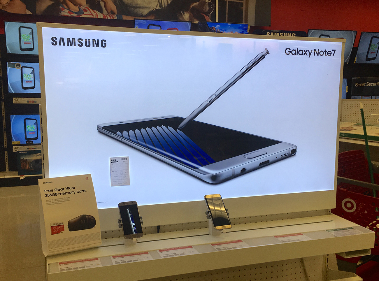 Une photo montre un grand écran du smartphone Samsung Galaxy Note, avec un stylet touchant l'écran.