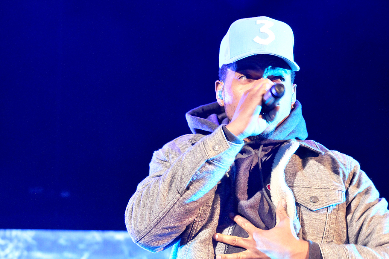 Una fotografía muestra a Chance the Rapper en el escenario con micrófono.