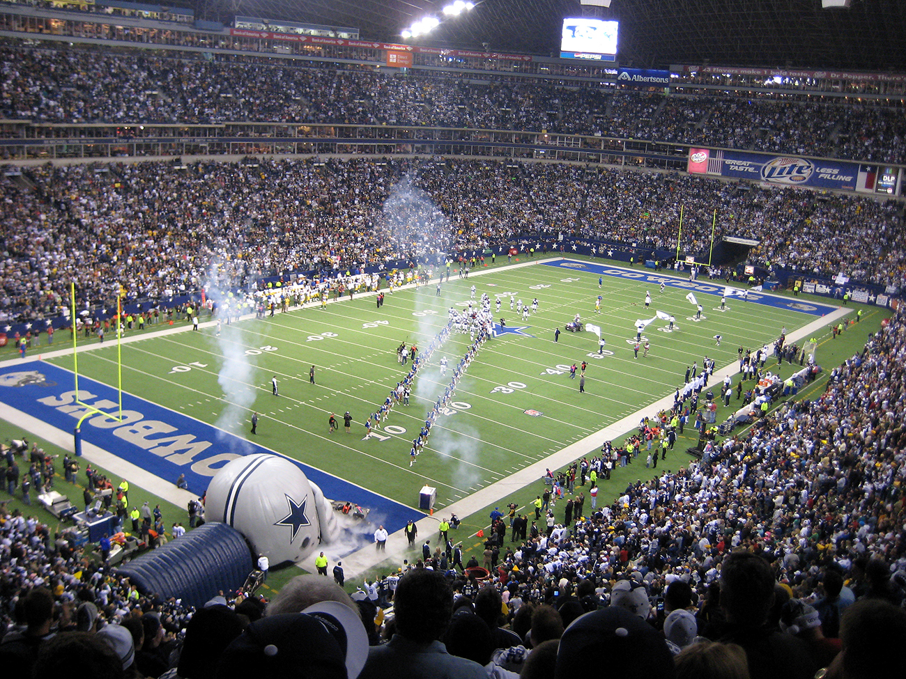 Una fotografía muestra el interior del estadio durante un partido de fútbol de los Dallas Cowboys.