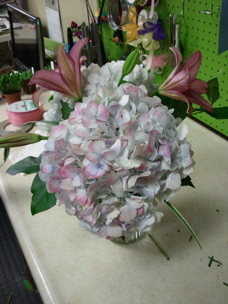 Uma fotografia mostra a oficina de uma florista local com um buquê de flores recém-preparado