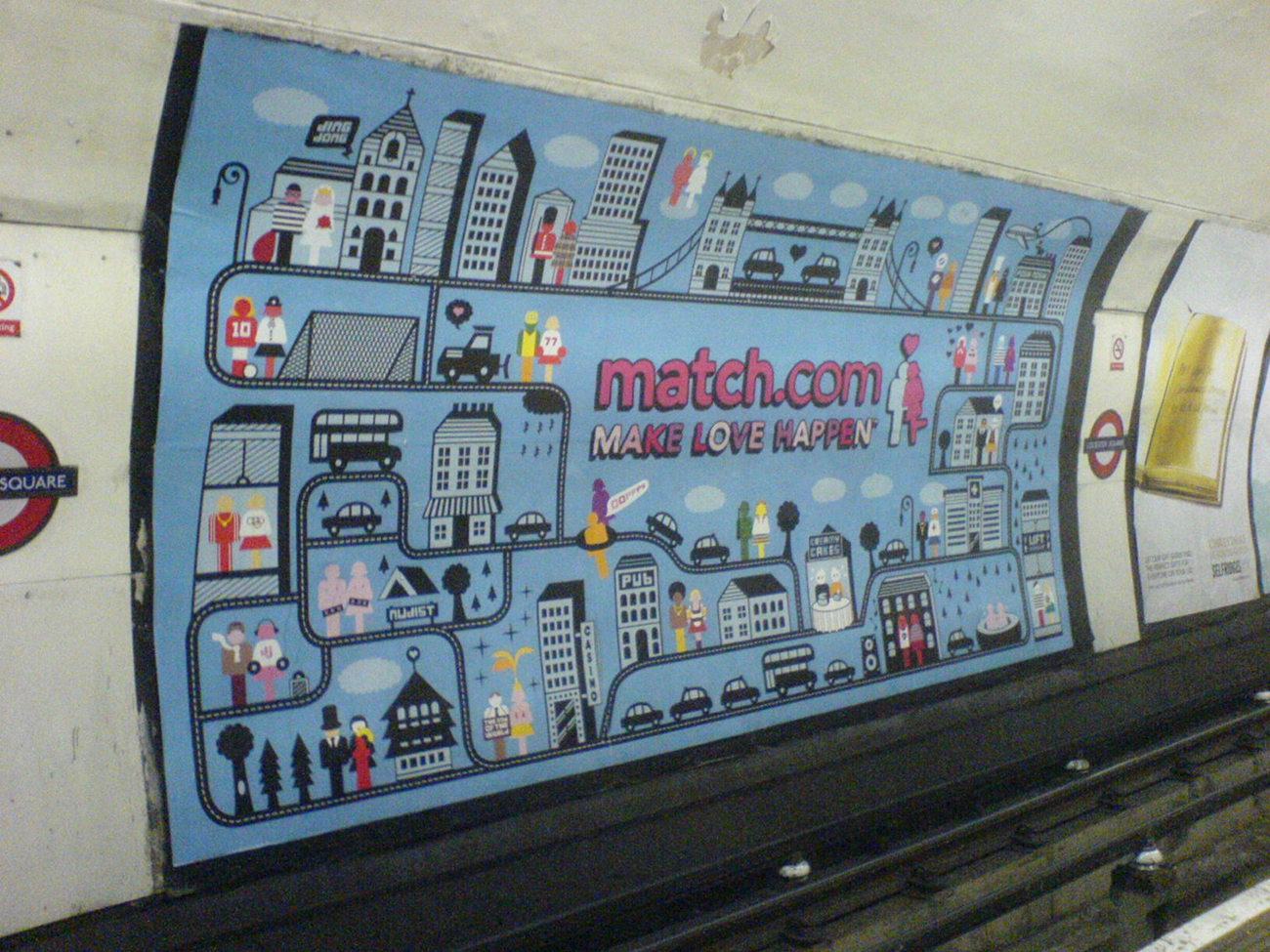 هناك إعلان ماتش دوت كوم كبير مرسوم على جدار مترو الأنفاق. تُظهر المدينة الكرتونية المليئة بالأزواج. تقول التسمية التوضيحية: اجعل الحب يحدث.