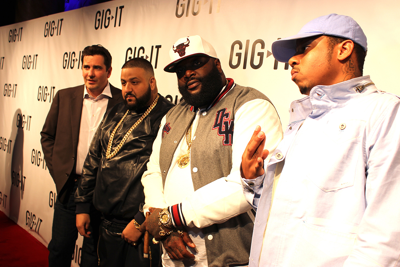 Uma fotografia mostra DJ Khaled posando para uma sessão de fotos com Rick Ross.