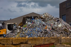 Un montón alto de metales en un centro de reciclaje