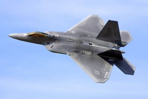 Tiro en el aire de un F-22 Raptor
