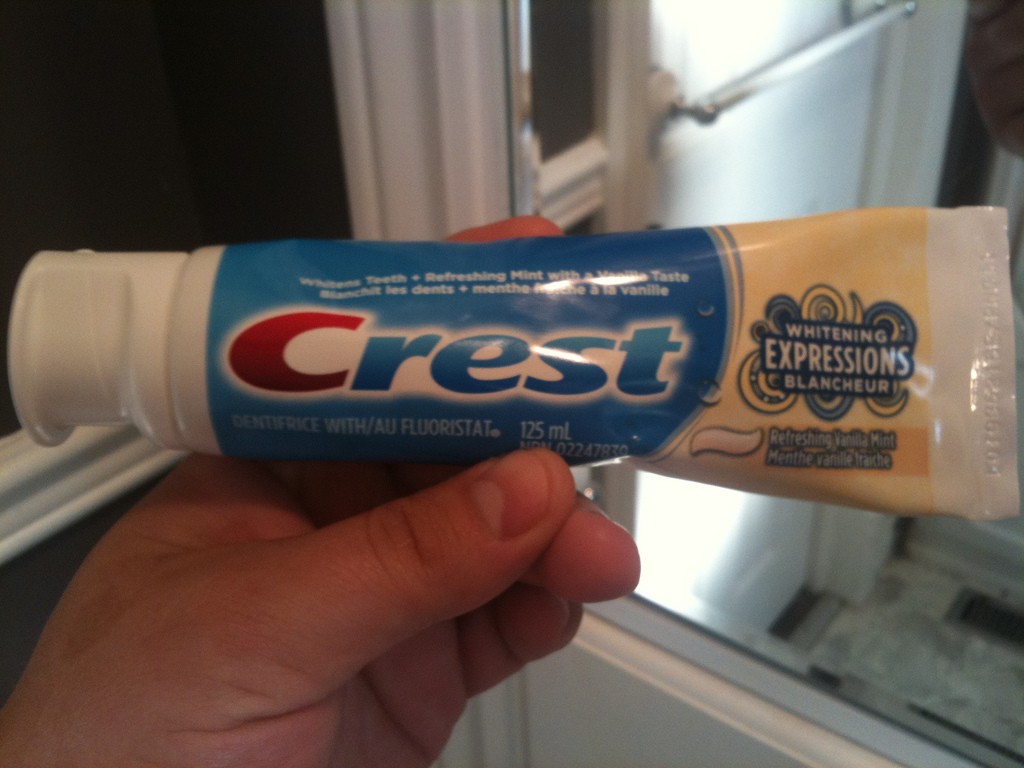 Un tubo de pasta de dientes Crest