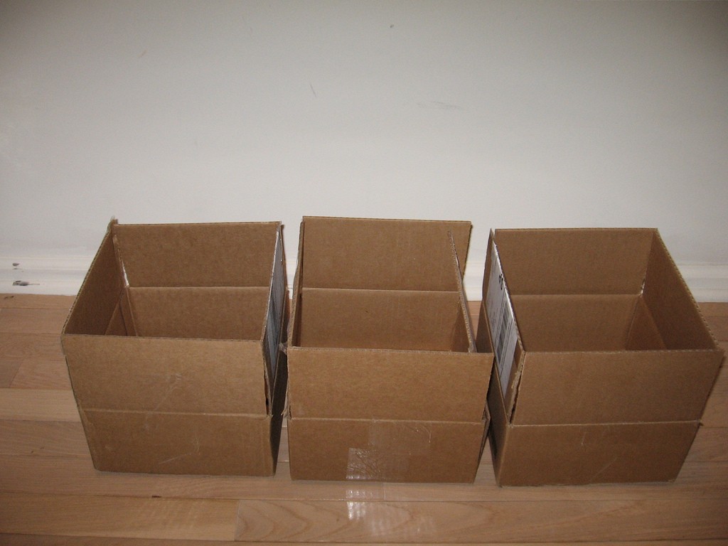 Tres cajas vacías que sirven como ejemplos de empaque secundario