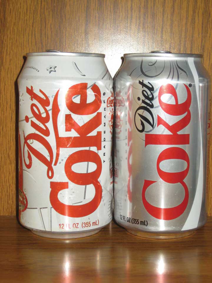 Latas viejas de Coke Diet colocadas junto a una nueva lata Diet Coke para enfatizar el diseño actualizado de latas