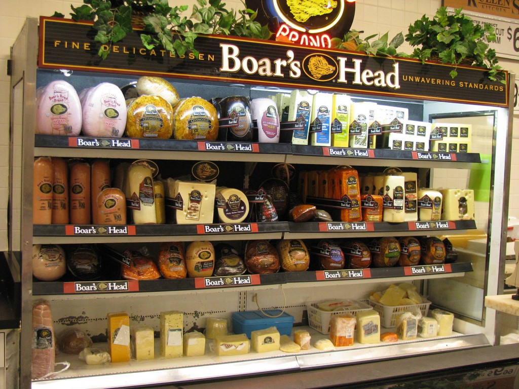Banner y productos de exhibición en la tienda de A Boar's Head