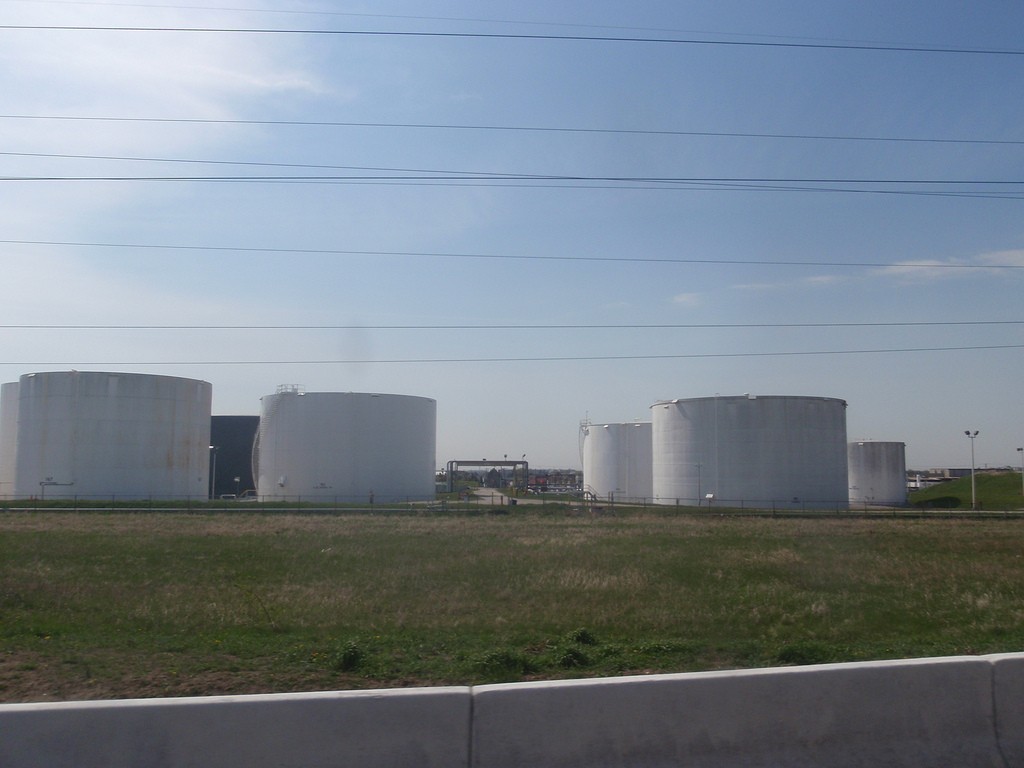 Tanques grandes de almacenamiento de petróleo