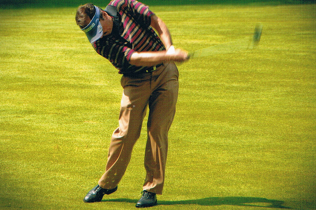Una persona jugando al golf