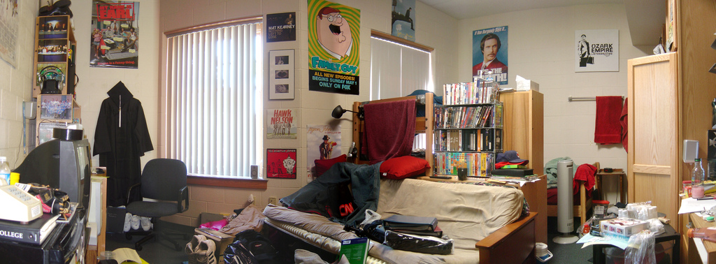 Una sala llena de carteles, libros y películas con temas de la cultura pop”. Una sala llena de carteles, libros y películas con temas de la cultura pop.