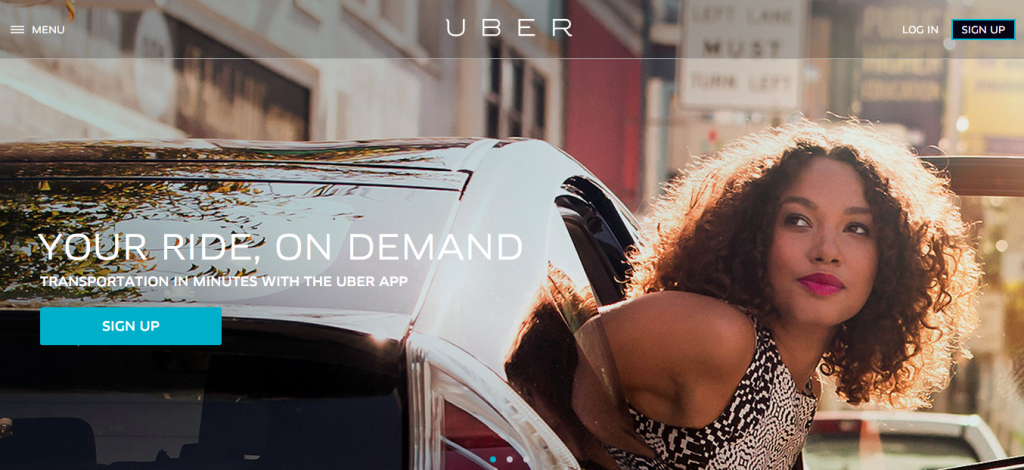 Una captura de pantalla del sitio web de Uber. Cuenta con una gran foto de una mujer saliendo de un auto y las palabras Tu paseo, bajo demanda. Transporte en minutos con la app Uber.