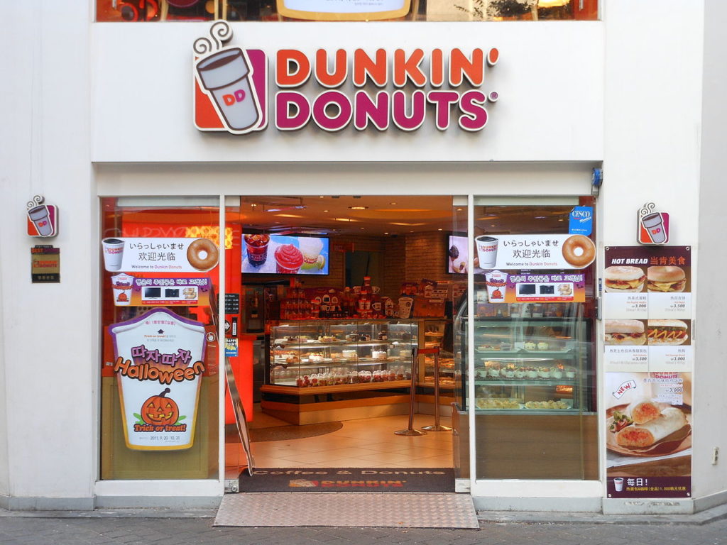 Vista frontal de una tienda Dunkin' Donuts