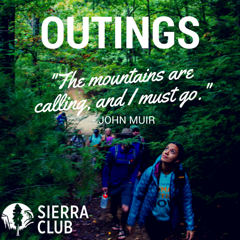 Una línea de excursionistas caminando por un bosque. La palabra “Outings” en fuente grande en la parte superior. El logo de Sierra Club en la esquina inferior izquierda. Una cita de John Muir en medio de la imagen dice “Las montañas están llamando, y debo irme”.
