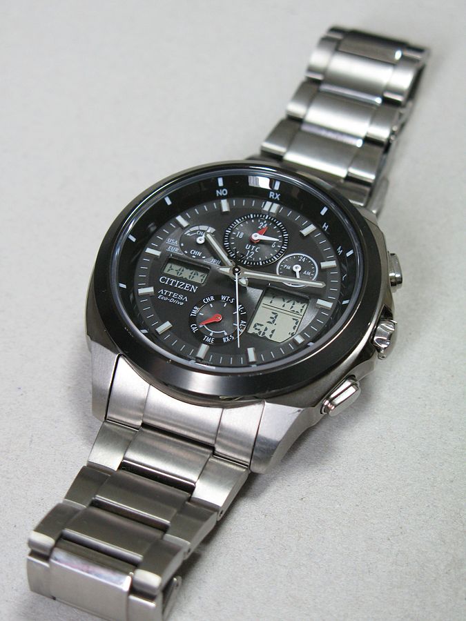 Un reloj de pulsera con varias herramientas de medición más pequeñas incrustadas dentro del reloj.