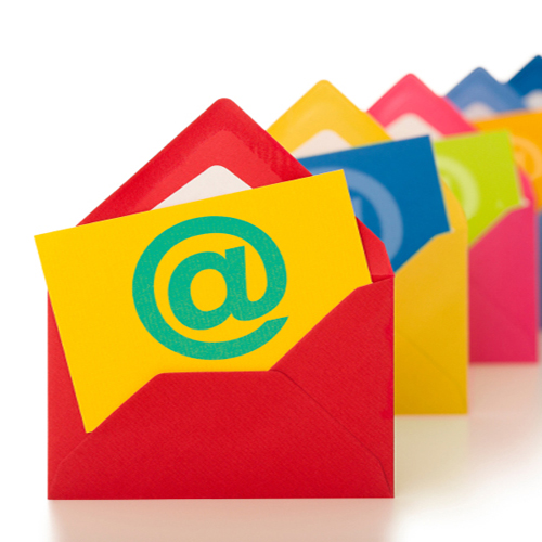 Símbolo de correo electrónico en una fila de sobres coloridos